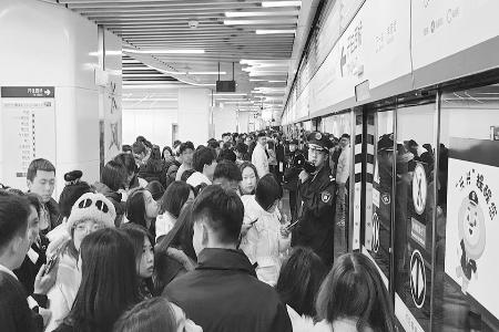 用青春与热忱守护用青春与热忱守护城市的城市的“地下动脉” 图片由受访集体提供