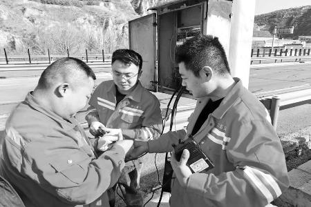 青年突击队用智慧和汗水守护着高速公路的机电“命脉” 图片由受访集体提供