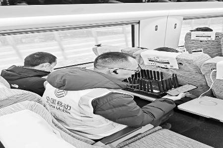 中国移动山西公司网络优化工程师正在车厢内进行网络性能测试图片由中国移动山西公司提供