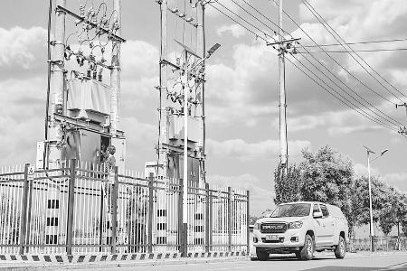 国网太原供电公司“两队”队员头顶烈日开展供电线路高温特巡 本版图片均由国网太原供电公司提供