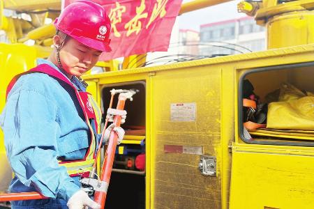 坚守一线守护万家灯火 图片由受访者提供