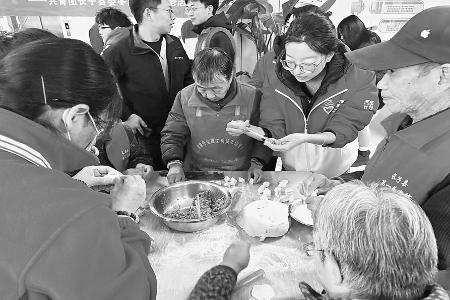 志愿者与老人们包饺子 通讯员 李昕 摄