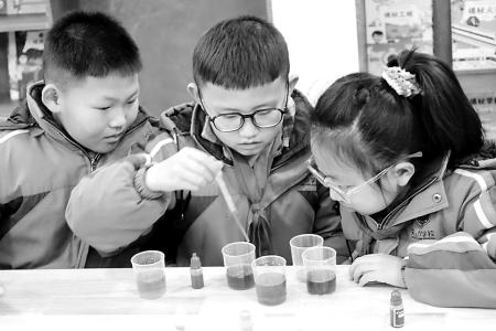 孩子们体验试管实验 图片由团娄烦县委提供