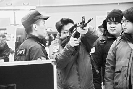 市民近距离领略别样“警”色