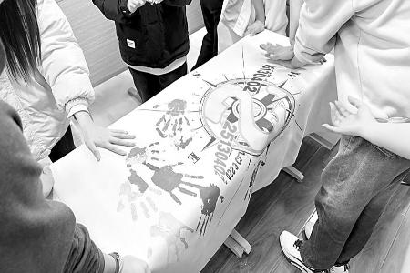 学生们在班旗上签名，按下专属手印。 图片由受访集体提供