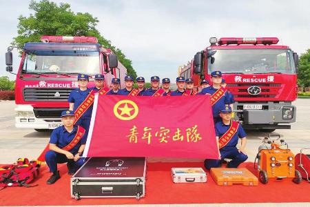 青年突击队在“急难险重新”任务中冲锋在前、勇于担当。 图片由受访集体提供