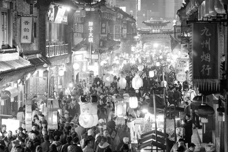 “跨年迎新”消费火爆 本报记者 胡远嘉 摄