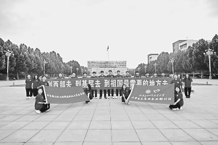 深耕育人实践，团结带领广大青年在高水平职业本科大学建设征程中勇挑重担。 本组图片均由山西工程科技职业大学团委提供