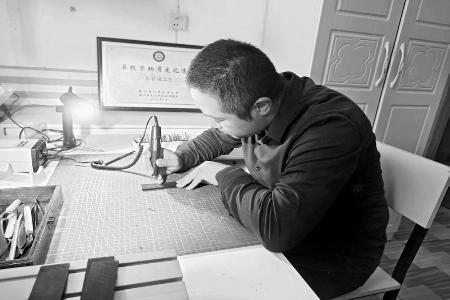 潜心钻研金银错工艺 图片由受访者提供