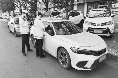 “零容忍”整治违停行为 通讯员 李东兴 摄