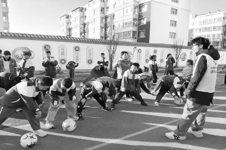 孩子们在趣味运动中收获快乐 图片由团陵川县委提供