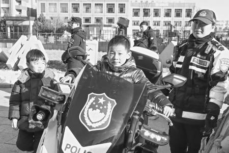 开放日活动拉近警民距离 本报记者 路诗洁 摄