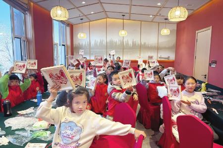 展示竹编画作品