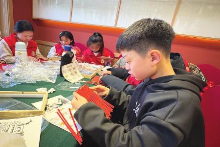 一根根竹篾在学生们手中翻飞