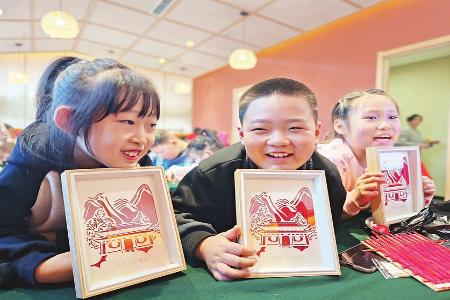 学生们展示自己的作品，脸上满是成就感。 本报记者 高静 摄