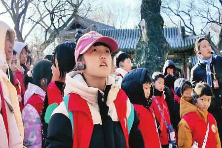 在金人台前聆听讲解