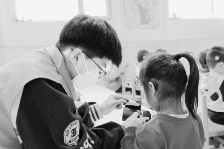 志愿者为孩子们带来温暖 图片由太原师范学院团委提供