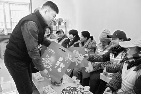 寒冬送暖，传递关爱。 通讯员 索智慧 摄