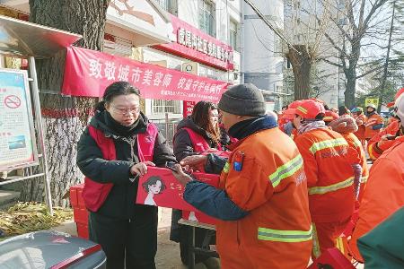 社区工作人员现场发放慰问物资 本报记者 孟存田 摄