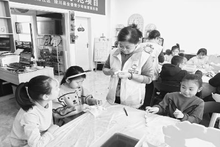 体验扎染技艺 图片由团陵川县委提供