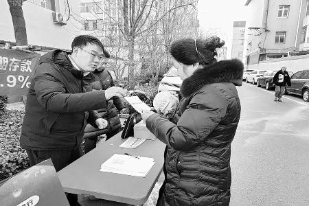 居民在寒冬中感受关怀与暖意