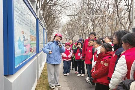 听讲解员讲解太钢发展史