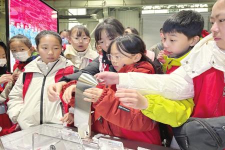 触摸“手撕钢”样品