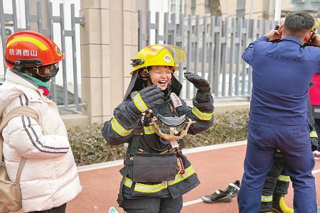 体验防护服穿戴