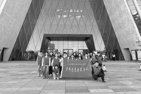 始终坚持用党的科学理论武装青年，用党的初心使命感召青年。本版图片均由山西国际商务职业学院团委提供