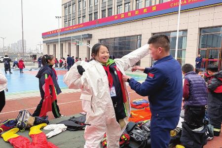 试穿厚重的防护服