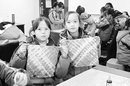 孩子们体验扎染 图片由团娄烦县委提供