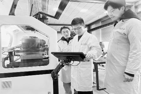 李晓峰（中）指导学生了解材料数据