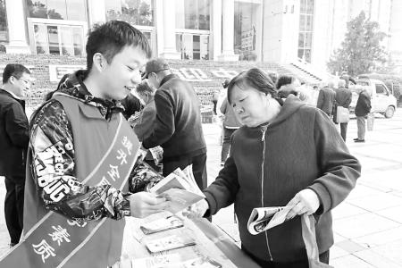 积极参加志愿服务活动 实习生 苟萧 摄