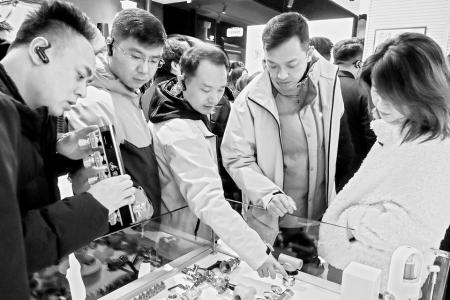 互动交流促成长 本报记者 路诗洁 摄