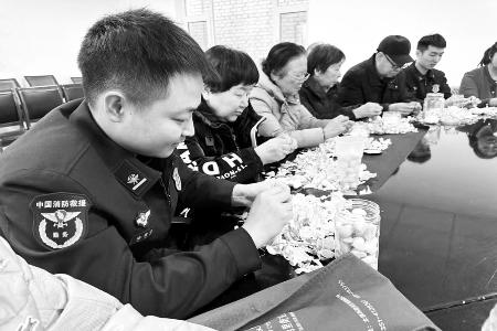 大家分工协作，现场欢声笑语不断。图片由太原市迎泽区桃南一社区提供