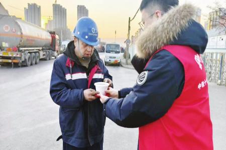 腊八粥暖胃暖心 图片由中铁十七局集团物资公司提供