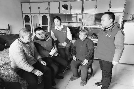 志愿者宣传金融知识 图片由中国人民银行晋城市分行团委提供