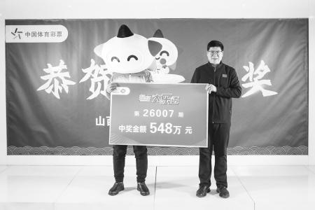 大奖得主兑领奖金 本报记者 胡远嘉 摄