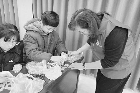 创作“五谷福”作品 图片由团新绛县委提供