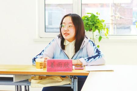 青春的底色是奋斗，青年的担当在践行。 本报记者 路诗洁 摄