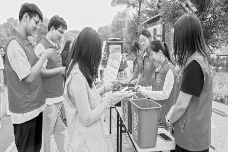 青年志愿者引领绿色文明新风尚 图片由共青团静乐县委提供