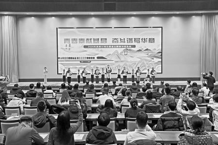 报告会集青春、理想与奉献于一体，让各界青年深受感动与鼓舞。 本组摄影 本报记者 胡远嘉