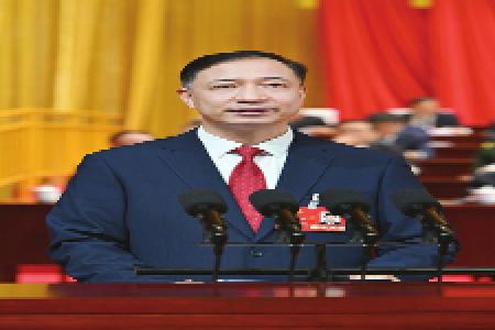 卢东亮作政府工作报告。　山西日报记者 阮洋 摄