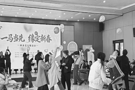 青年积极参与互动游戏 本组图片均由忻州市忻府区妇联提供