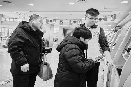 以青春担当护佑旅客平安返乡