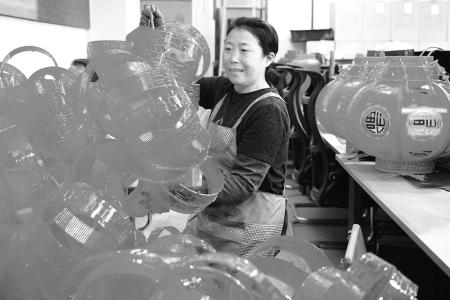 生产车间里一派火热  通讯员 张宗昌 摄