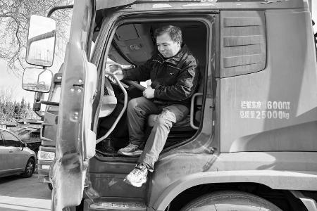 成锐日复一日坚守着自己的事业