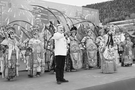 民俗表演轮番上阵 本报记者 路诗洁 摄