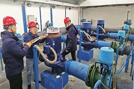 春节期间，苏帅的脚步遍布供水保障的每一个环节。 图片由团朔州市委提供