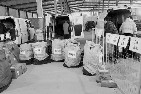 拼多多“免费送货入村”服务落地扶风县，并依托县级物流共配中心建起了进村快递中转仓。 王菲菲 摄